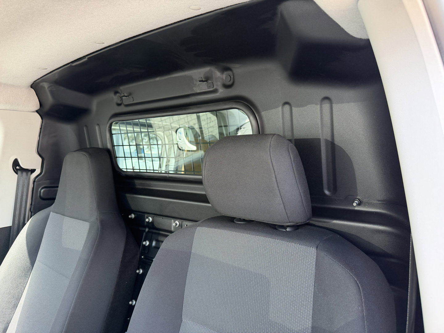 Peugeot Partner 1.2 PureTech Premium / vaste prijs rijklaar € 11.750 ex btw / lease vanaf € 198 / airco / cruise control / benzine grijs kenteken / pdc achter / raam in de schuifdeur