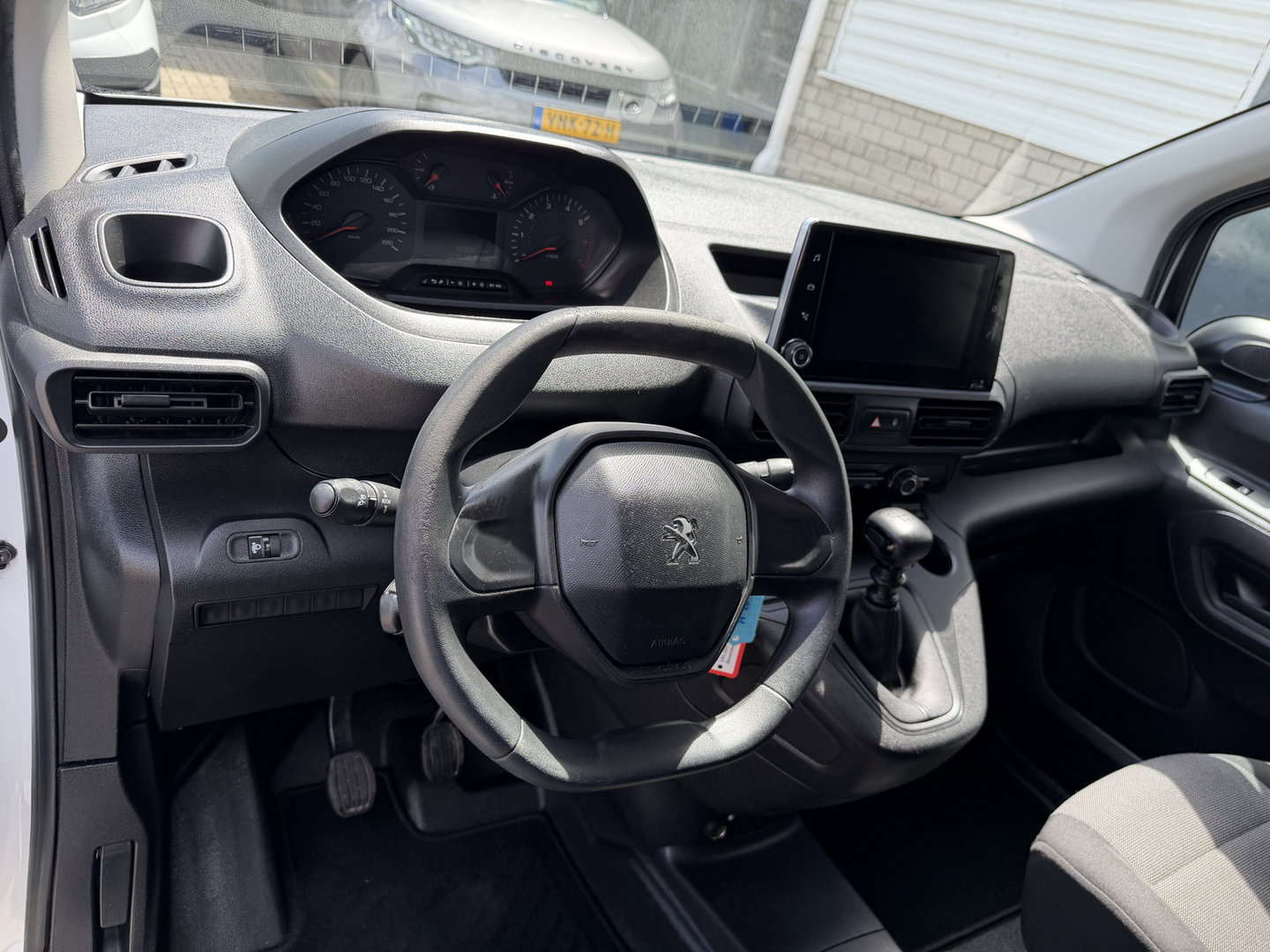 Peugeot Partner 1.2 PureTech Premium / vaste prijs rijklaar € 11.750 ex btw / lease vanaf € 198 / airco / cruise control / benzine grijs kenteken / pdc achter / raam in de schuifdeur