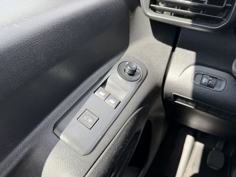 Peugeot Partner 1.2 PureTech Premium / vaste prijs rijklaar € 11.750 ex btw / lease vanaf € 198 / airco / cruise control / benzine grijs kenteken / pdc achter / raam in de schuifdeur