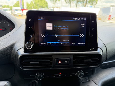 Peugeot Partner 1.2 PureTech Premium / vaste prijs rijklaar € 11.750 ex btw / lease vanaf € 198 / airco / cruise control / benzine grijs kenteken / pdc achter / raam in de schuifdeur