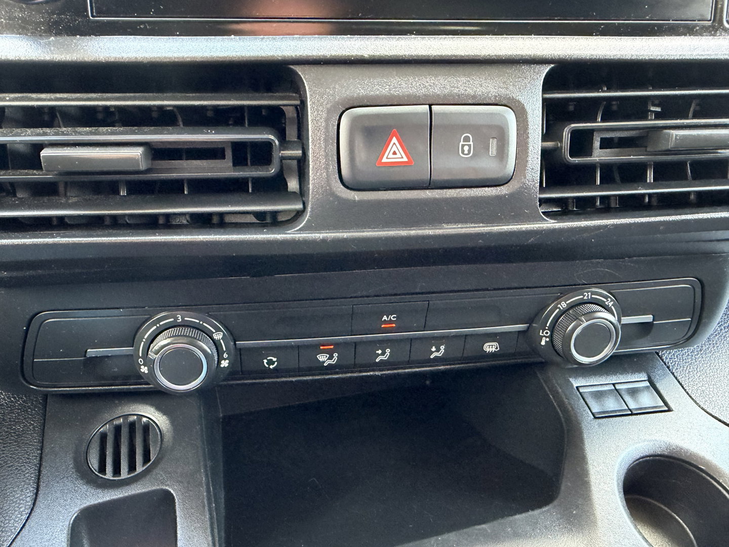 Peugeot Partner 1.2 PureTech Premium / vaste prijs rijklaar € 11.750 ex btw / lease vanaf € 198 / airco / cruise control / benzine grijs kenteken / pdc achter / raam in de schuifdeur