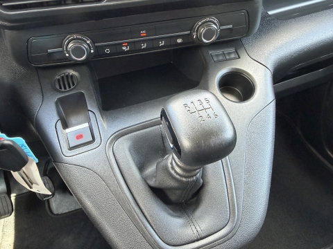 Peugeot Partner 1.2 PureTech Premium / vaste prijs rijklaar € 11.750 ex btw / lease vanaf € 198 / airco / cruise control / benzine grijs kenteken / pdc achter / raam in de schuifdeur