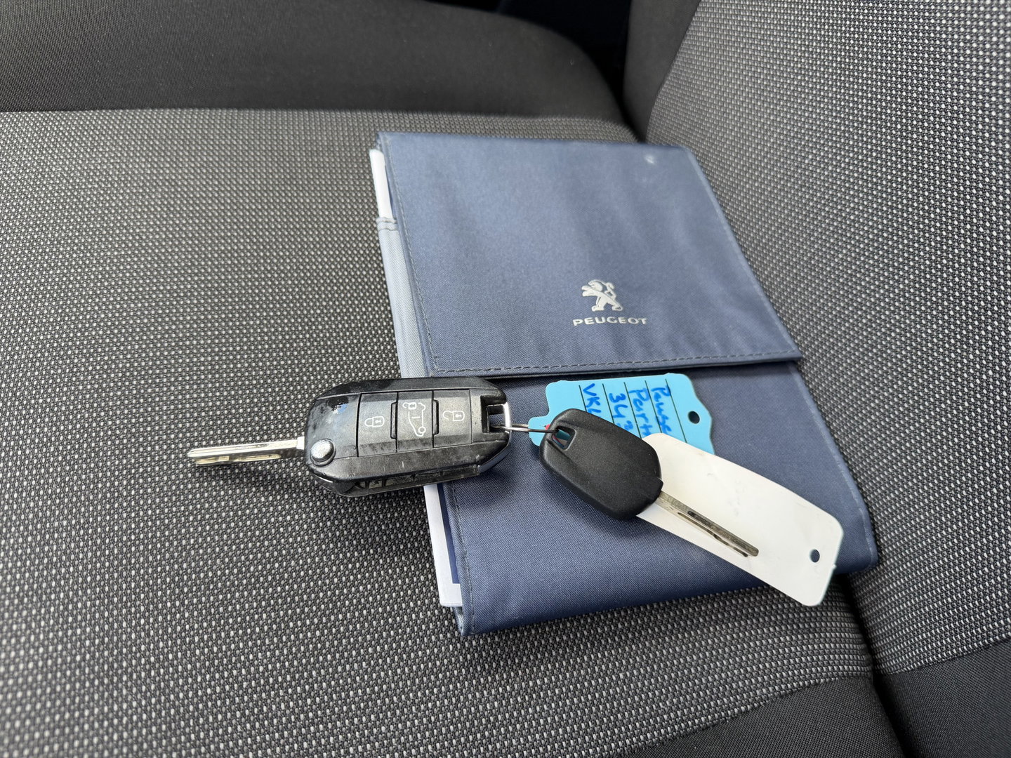 Peugeot Partner 1.2 PureTech Premium / vaste prijs rijklaar € 11.750 ex btw / lease vanaf € 198 / airco / cruise control / benzine grijs kenteken / pdc achter / raam in de schuifdeur