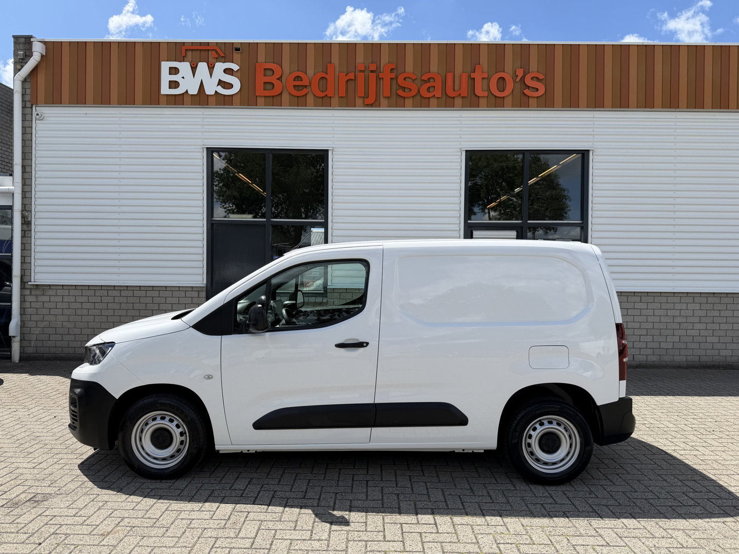Peugeot Partner 1.2 PureTech Premium / vaste prijs rijklaar € 11.750 ex btw / lease vanaf € 198 / airco / cruise control / benzine grijs kenteken / pdc achter / raam in de schuifdeur