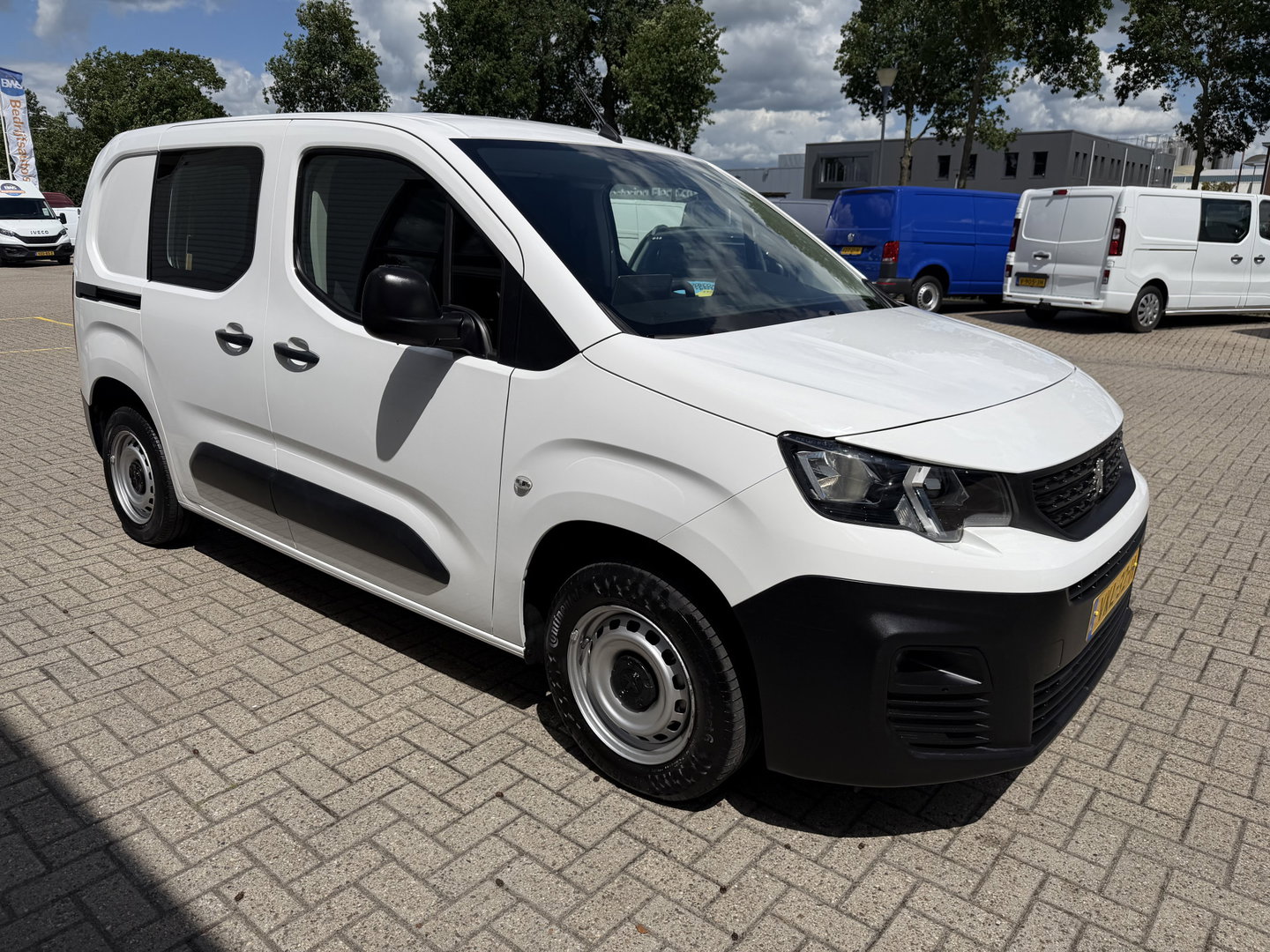 Peugeot Partner 1.2 PureTech Premium / vaste prijs rijklaar € 11.750 ex btw / lease vanaf € 198 / airco / cruise control / benzine grijs kenteken / pdc achter / raam in de schuifdeur