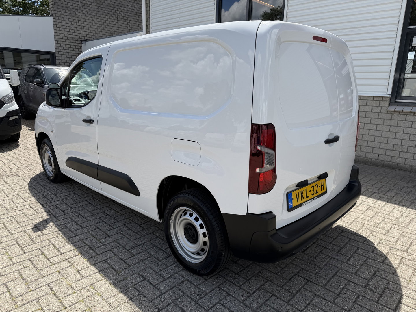 Peugeot Partner 1.2 PureTech Premium / vaste prijs rijklaar € 11.750 ex btw / lease vanaf € 198 / airco / cruise control / benzine grijs kenteken / pdc achter / raam in de schuifdeur