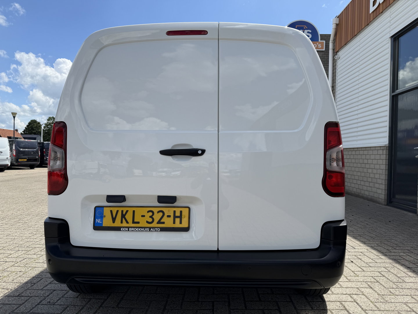 Peugeot Partner 1.2 PureTech Premium / vaste prijs rijklaar € 11.750 ex btw / lease vanaf € 198 / airco / cruise control / benzine grijs kenteken / pdc achter / raam in de schuifdeur