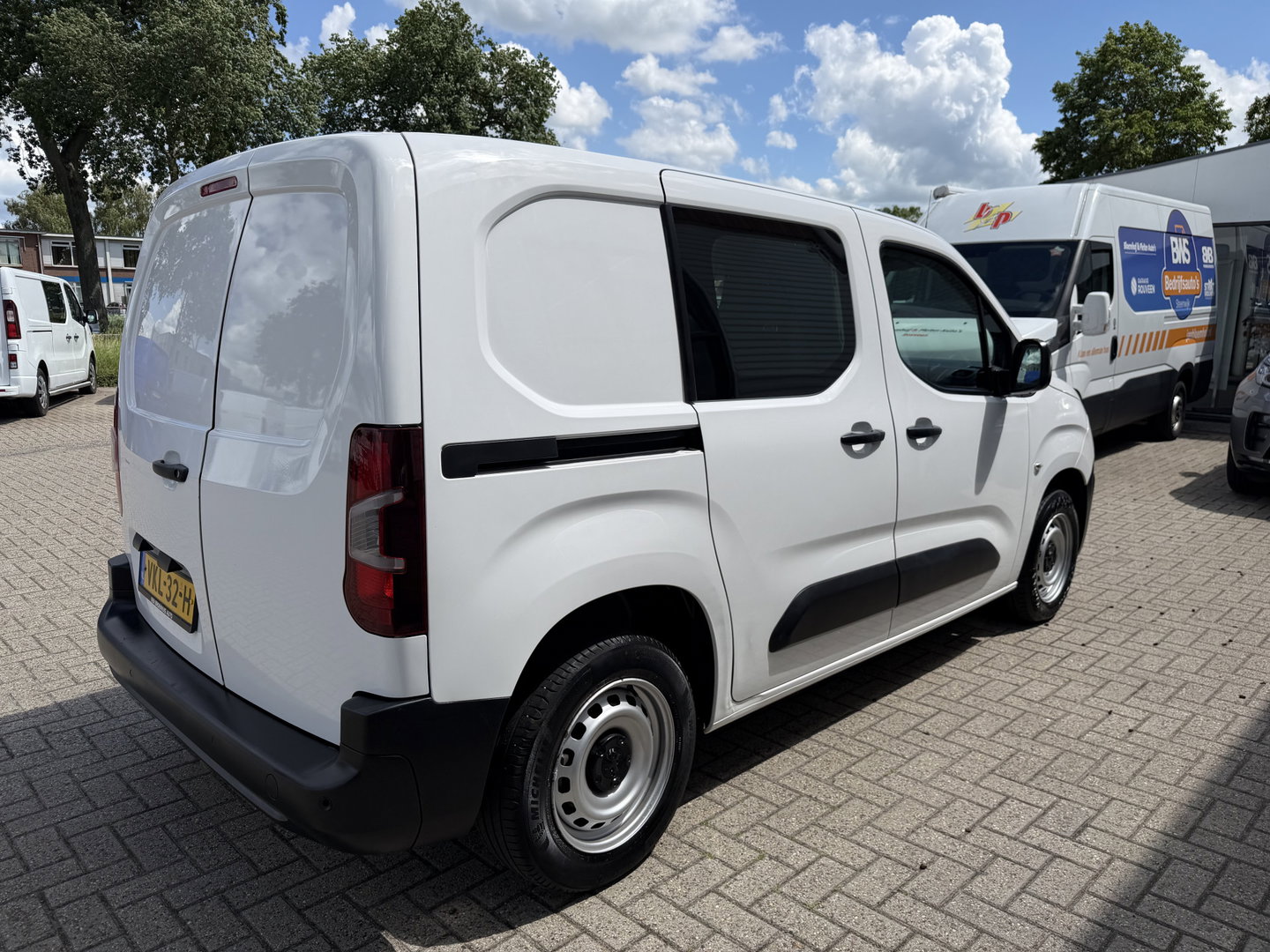 Peugeot Partner 1.2 PureTech Premium / vaste prijs rijklaar € 11.750 ex btw / lease vanaf € 198 / airco / cruise control / benzine grijs kenteken / pdc achter / raam in de schuifdeur
