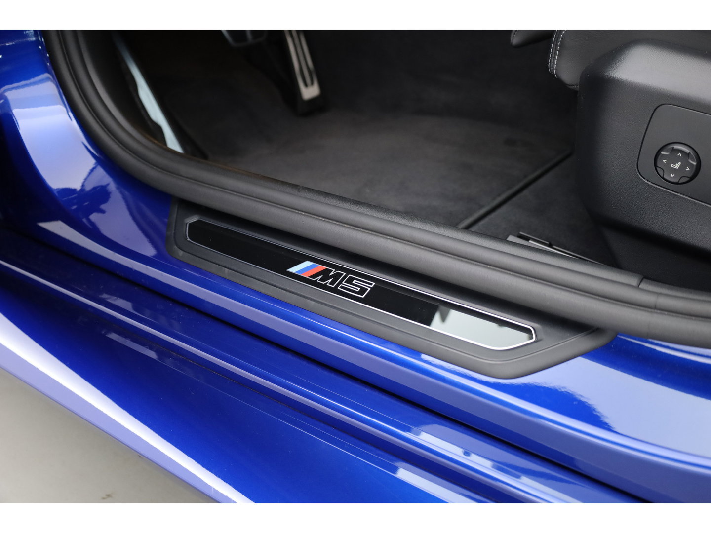 BMW 5 Serie Touring M5 727pk | Rijklaar! | Ultimate Pack | Keramisch | Bowers & Wilkins | M Marina Bay | Pano | Carbon