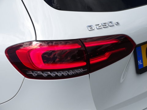 Mercedes-Benz B-Klasse 250e 218PK automaat / AMG Line / 2021 / LED