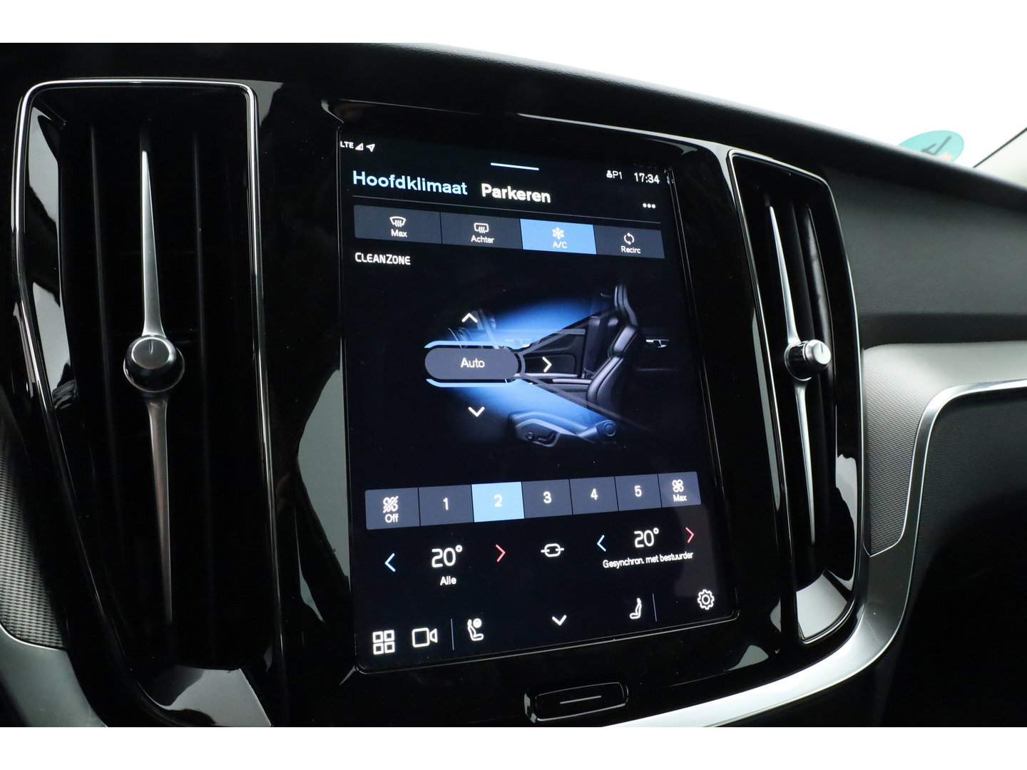 Volvo V60 2.0 T6 Plug-in hybrid AWD Plus Dark | Leer | Stoel + stuuverwarming | Camera |