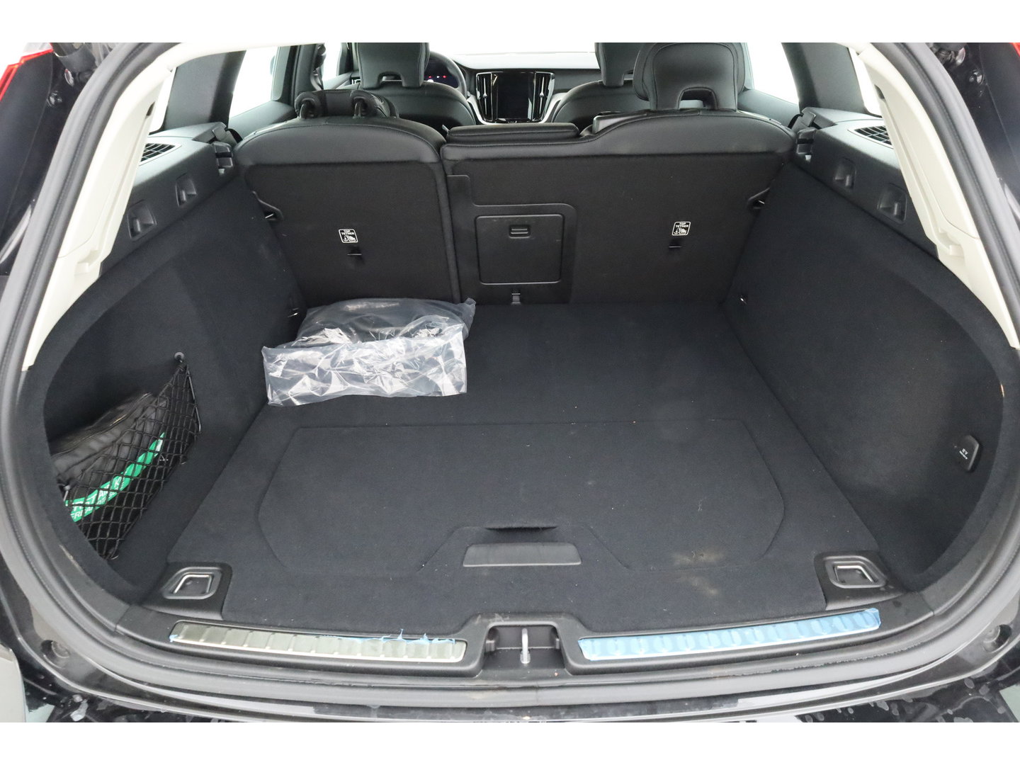Volvo V60 2.0 T6 Plug-in hybrid AWD Plus Dark | Leer | Stoel + stuuverwarming | Camera |