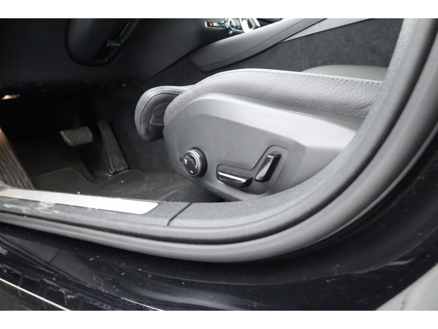 Volvo V60 2.0 T6 Plug-in hybrid AWD Plus Dark | Leer | Stoel + stuuverwarming | Camera |