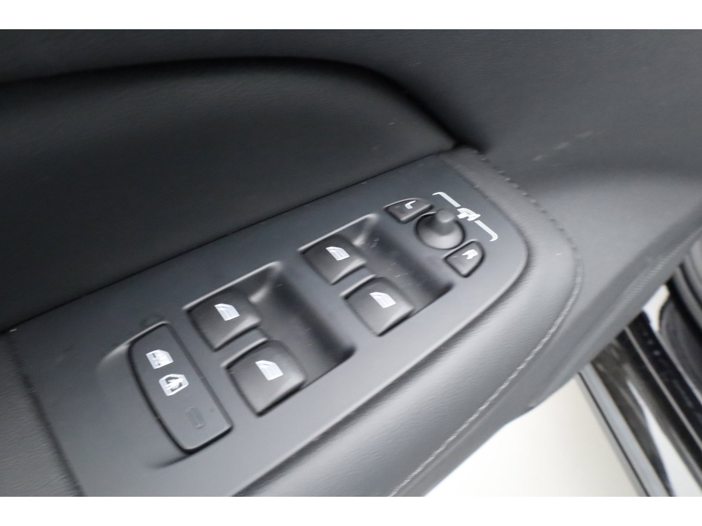 Volvo V60 2.0 T6 Plug-in hybrid AWD Plus Dark | Leer | Stoel + stuuverwarming | Camera |