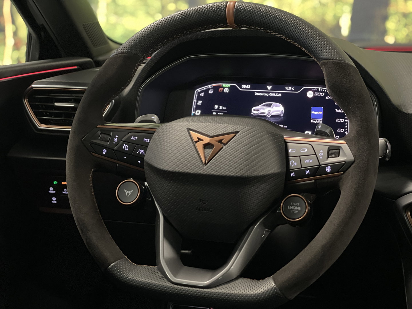 CUPRA Leon 1.4 e-Hybrid VZ Adrenaline | Apple Carplay | Android Auto | Stoelverwarming | Stuurwielverwarming | DAB | Camera | Lane Assist | Adaptieve Cruise Control | LED | Sfeerverlichting |