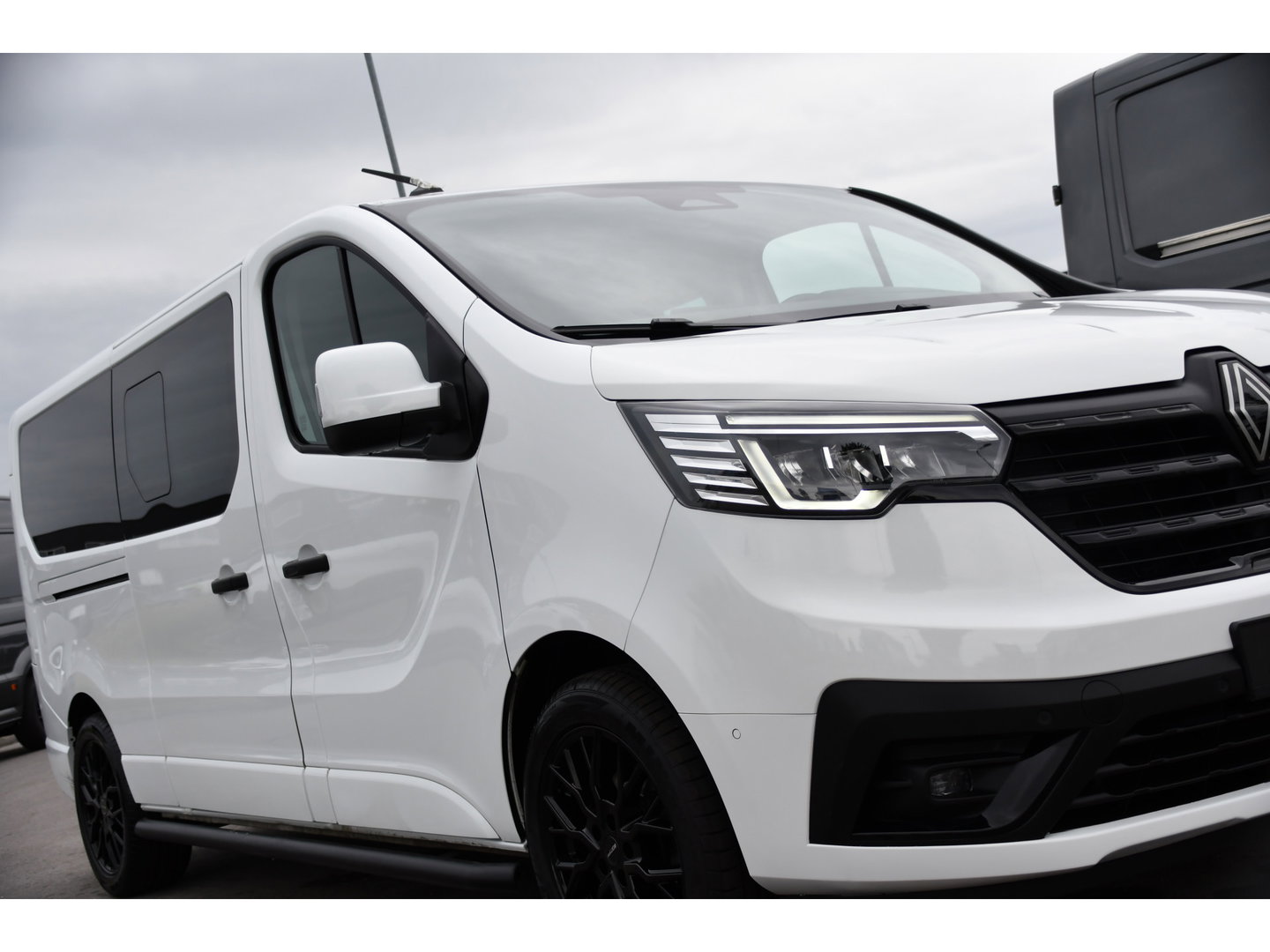 Renault Trafic 2.0 Blue dCi EDC 170 T29 L2H1 Anniversary Extra DC Virtual, Cruise, Camera, Carplay, LED, 170pk, Trekhaak, Stoelverwarming, multimedia, Sensoren, Uniek!