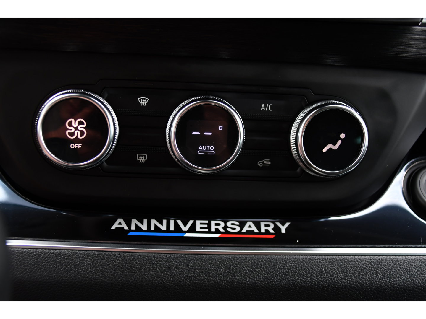Renault Trafic 2.0 Blue dCi EDC 170 T29 L2H1 Anniversary Extra DC Virtual, Cruise, Camera, Carplay, LED, 170pk, Trekhaak, Stoelverwarming, multimedia, Sensoren, Uniek!