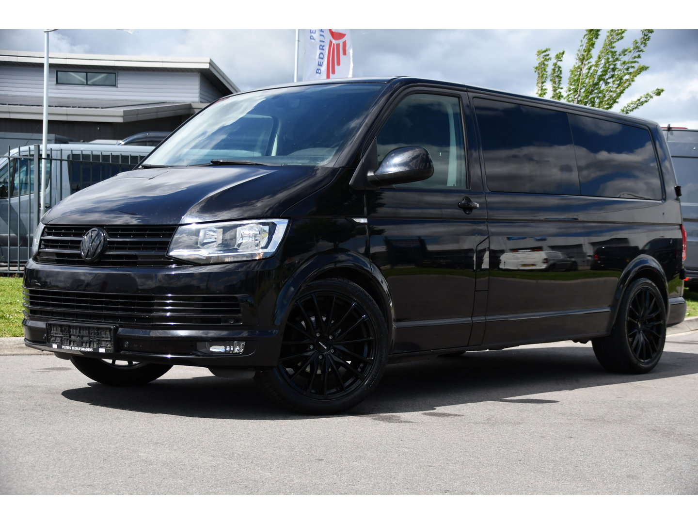 Volkswagen Transporter 2.0 TDI L2H1 Highline Black Edition Cruise, Sensoren, Airco, 140pk, Automaat, Trekhaak, Voorruit verwarming, Uniek!