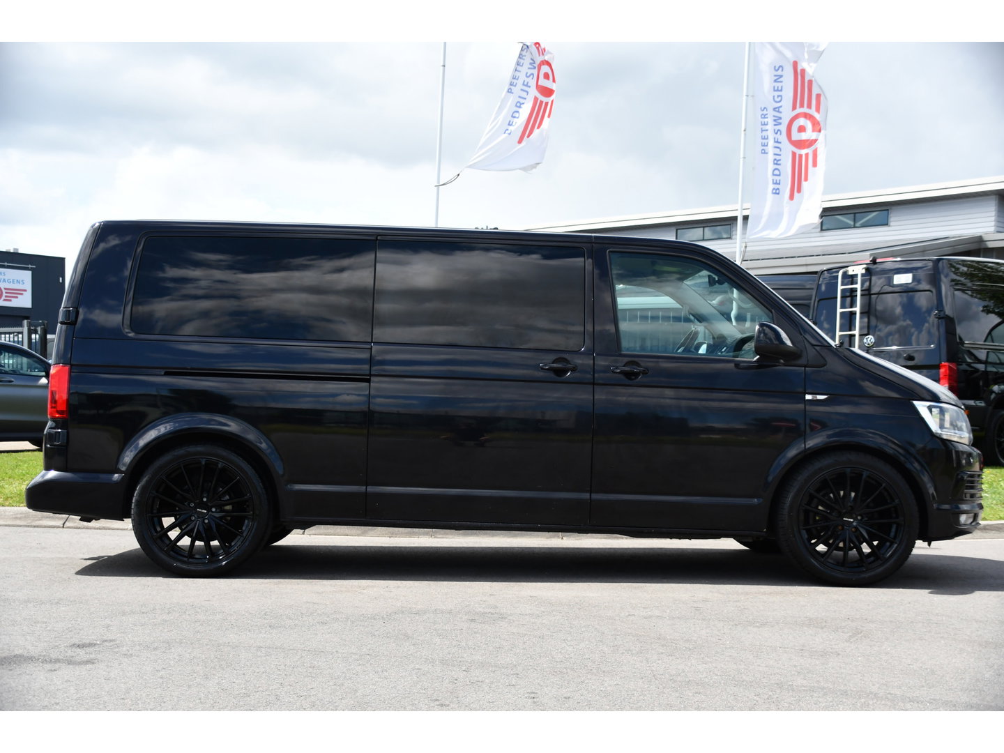 Volkswagen Transporter 2.0 TDI L2H1 Highline Black Edition Cruise, Sensoren, Airco, 140pk, Automaat, Trekhaak, Voorruit verwarming, Uniek!