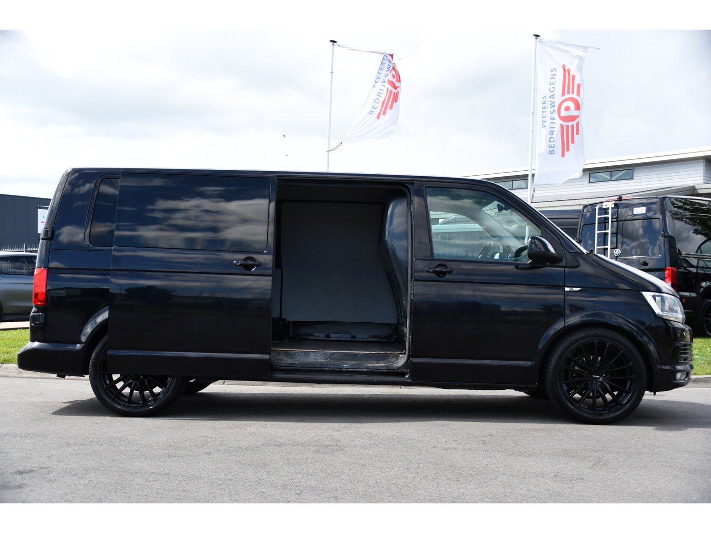Volkswagen Transporter 2.0 TDI L2H1 Highline Black Edition Cruise, Sensoren, Airco, 140pk, Automaat, Trekhaak, Voorruit verwarming, Uniek!