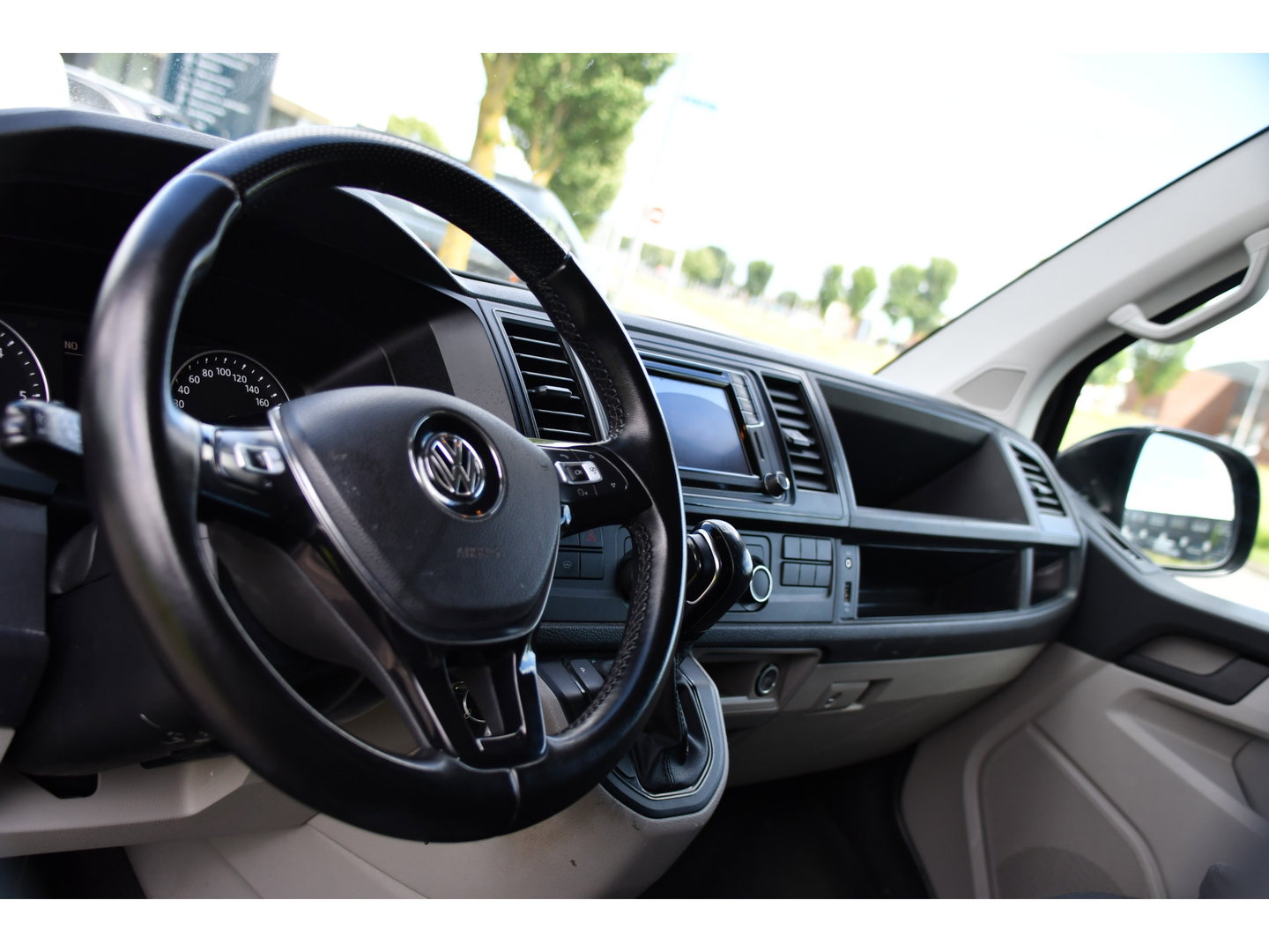 Volkswagen Transporter 2.0 TDI L2H1 Highline Black Edition Cruise, Sensoren, Airco, 140pk, Automaat, Trekhaak, Voorruit verwarming, Uniek!