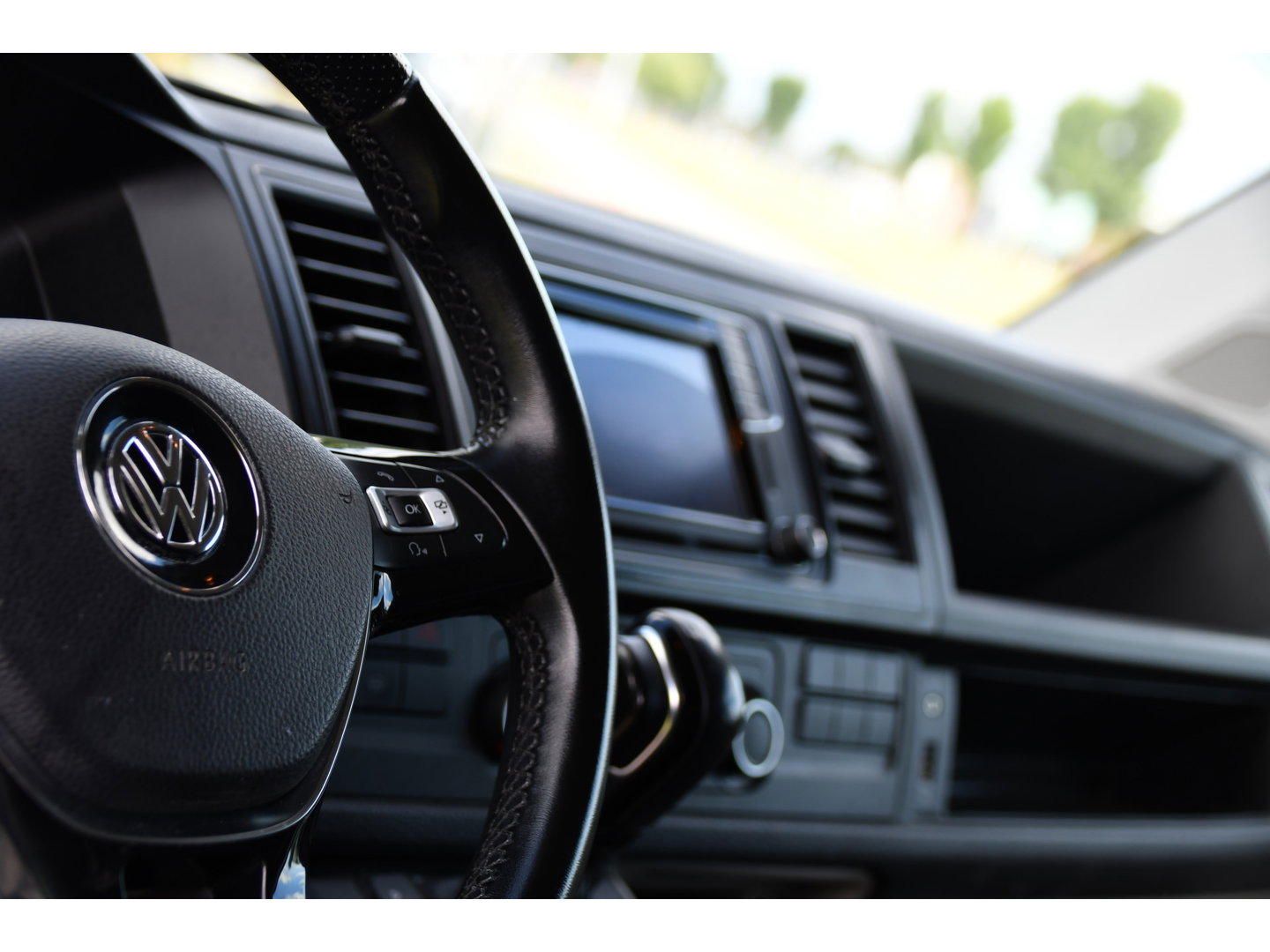 Volkswagen Transporter 2.0 TDI L2H1 Highline Black Edition Cruise, Sensoren, Airco, 140pk, Automaat, Trekhaak, Voorruit verwarming, Uniek!