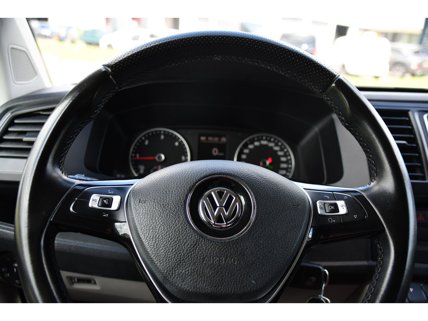 Volkswagen Transporter 2.0 TDI L2H1 Highline Black Edition Cruise, Sensoren, Airco, 140pk, Automaat, Trekhaak, Voorruit verwarming, Uniek!