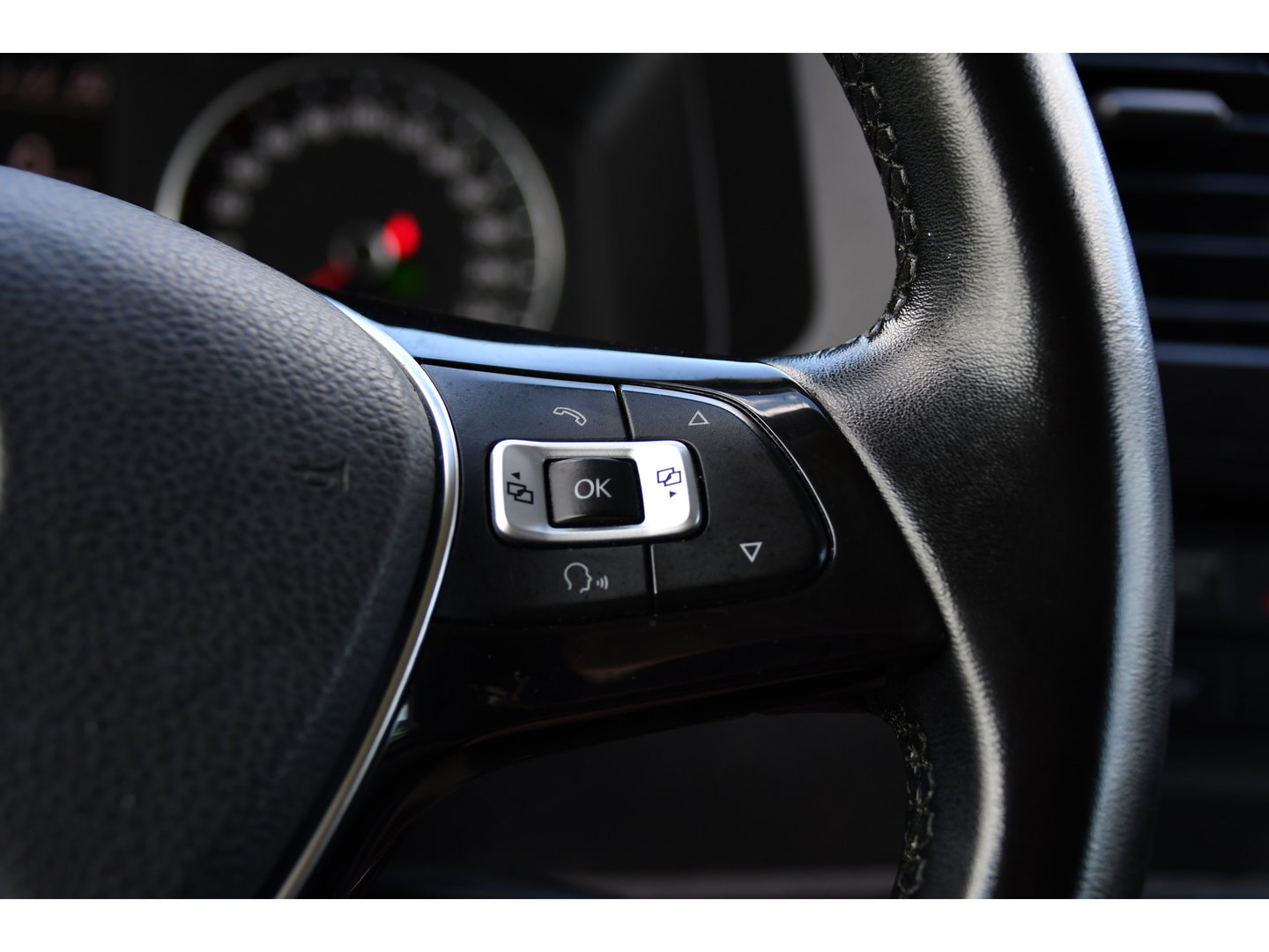 Volkswagen Transporter 2.0 TDI L2H1 Highline Black Edition Cruise, Sensoren, Airco, 140pk, Automaat, Trekhaak, Voorruit verwarming, Uniek!