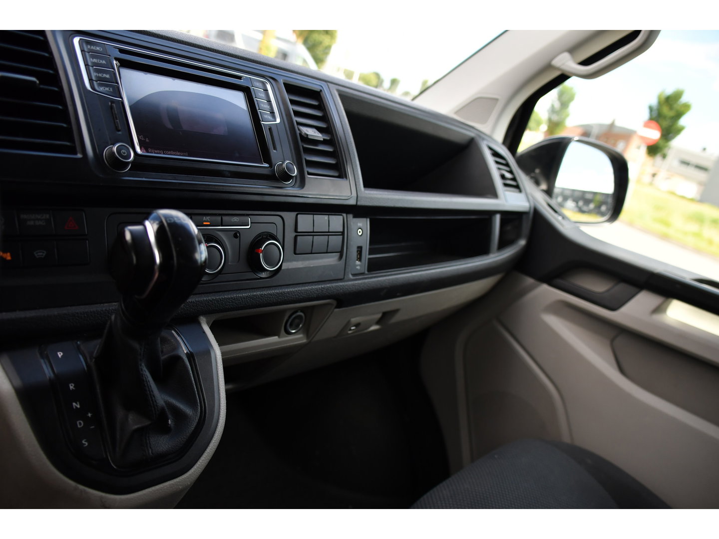 Volkswagen Transporter 2.0 TDI L2H1 Highline Black Edition Cruise, Sensoren, Airco, 140pk, Automaat, Trekhaak, Voorruit verwarming, Uniek!