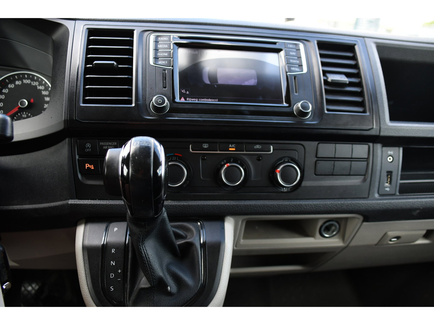 Volkswagen Transporter 2.0 TDI L2H1 Highline Black Edition Cruise, Sensoren, Airco, 140pk, Automaat, Trekhaak, Voorruit verwarming, Uniek!