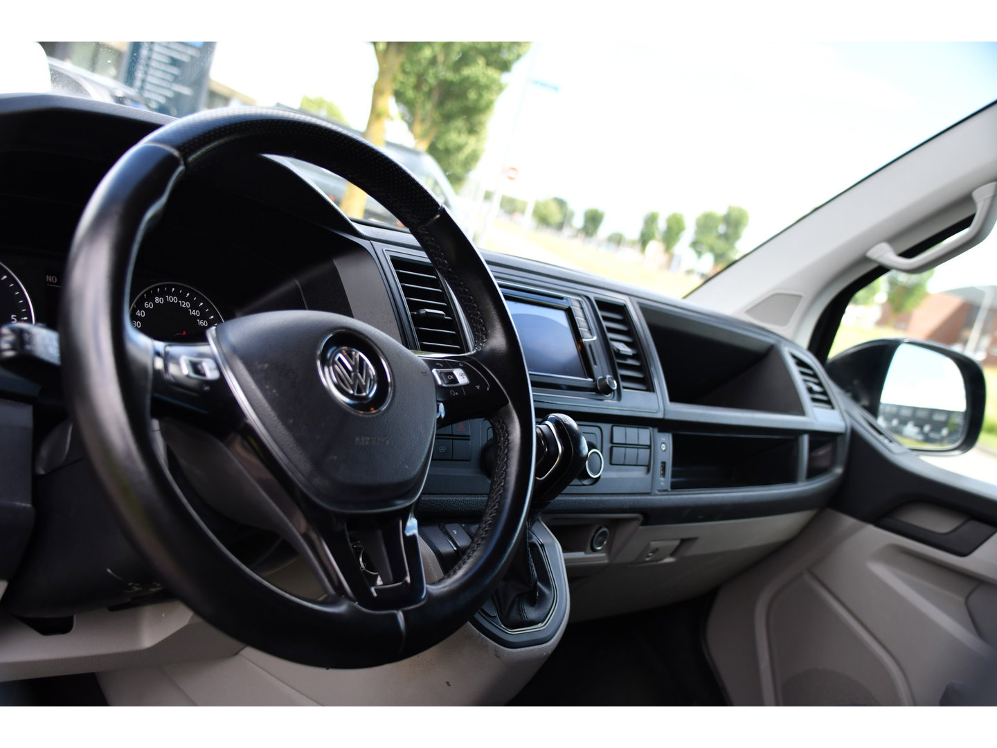 Volkswagen Transporter 2.0 TDI L2H1 Highline Black Edition Cruise, Sensoren, Airco, 140pk, Automaat, Trekhaak, Voorruit verwarming, Uniek!