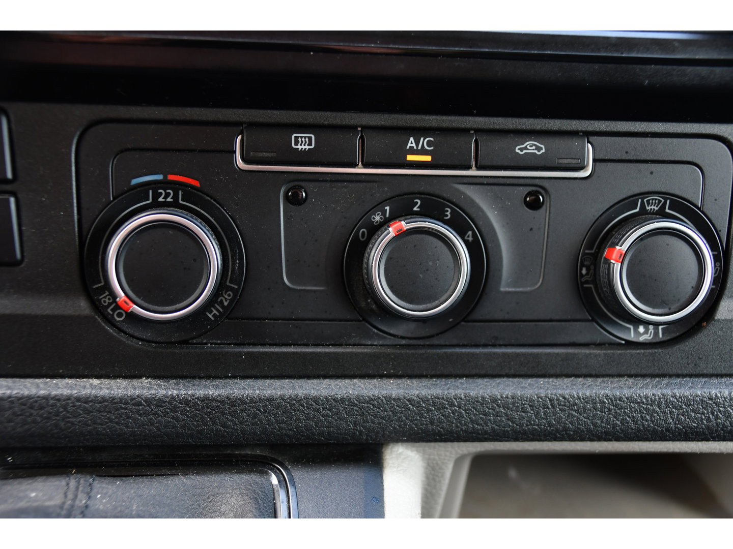 Volkswagen Transporter 2.0 TDI L2H1 Highline Black Edition Cruise, Sensoren, Airco, 140pk, Automaat, Trekhaak, Voorruit verwarming, Uniek!