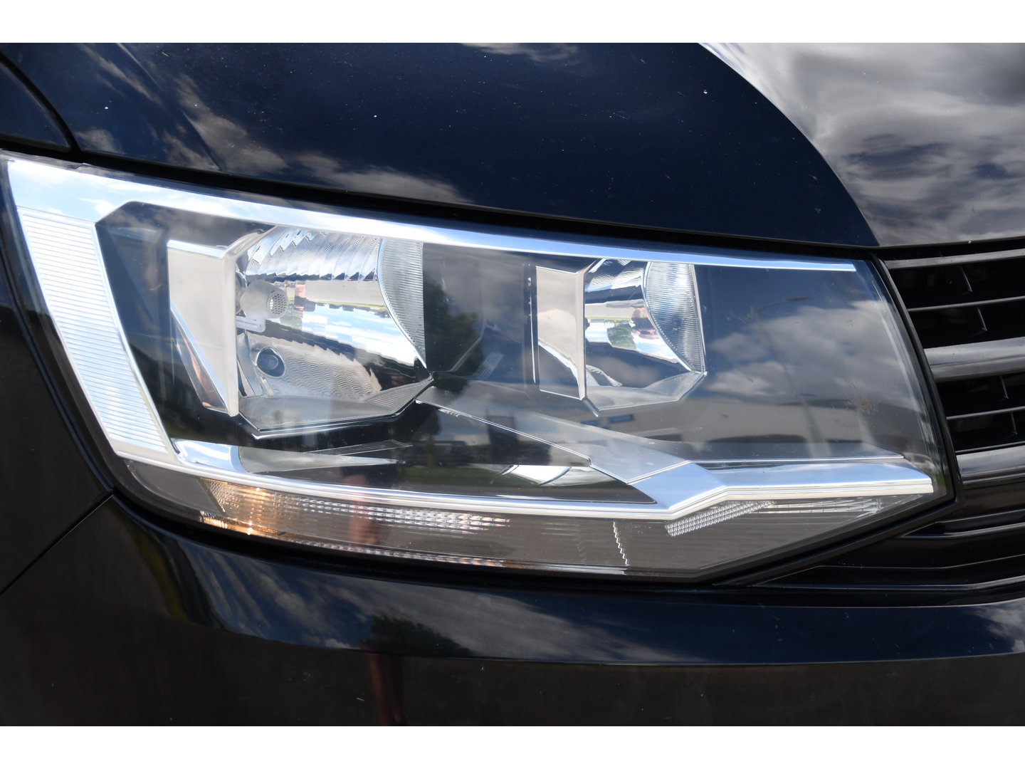 Volkswagen Transporter 2.0 TDI L2H1 Highline Black Edition Cruise, Sensoren, Airco, 140pk, Automaat, Trekhaak, Voorruit verwarming, Uniek!