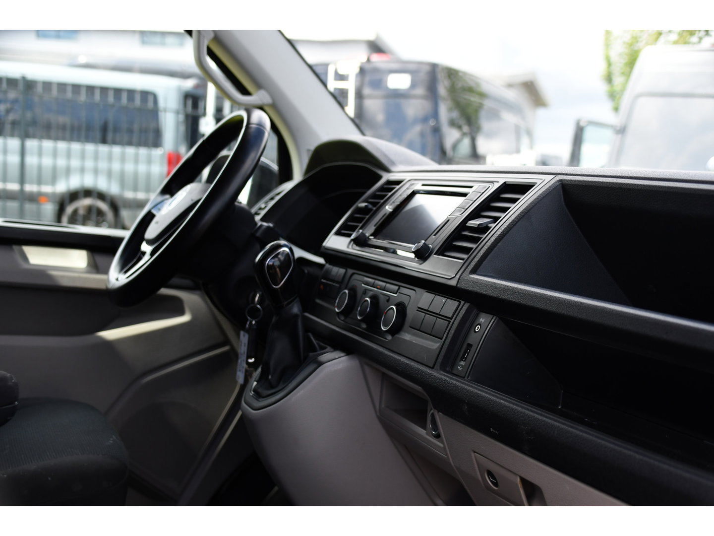 Volkswagen Transporter 2.0 TDI L2H1 Highline Black Edition Cruise, Sensoren, Airco, 140pk, Automaat, Trekhaak, Voorruit verwarming, Uniek!