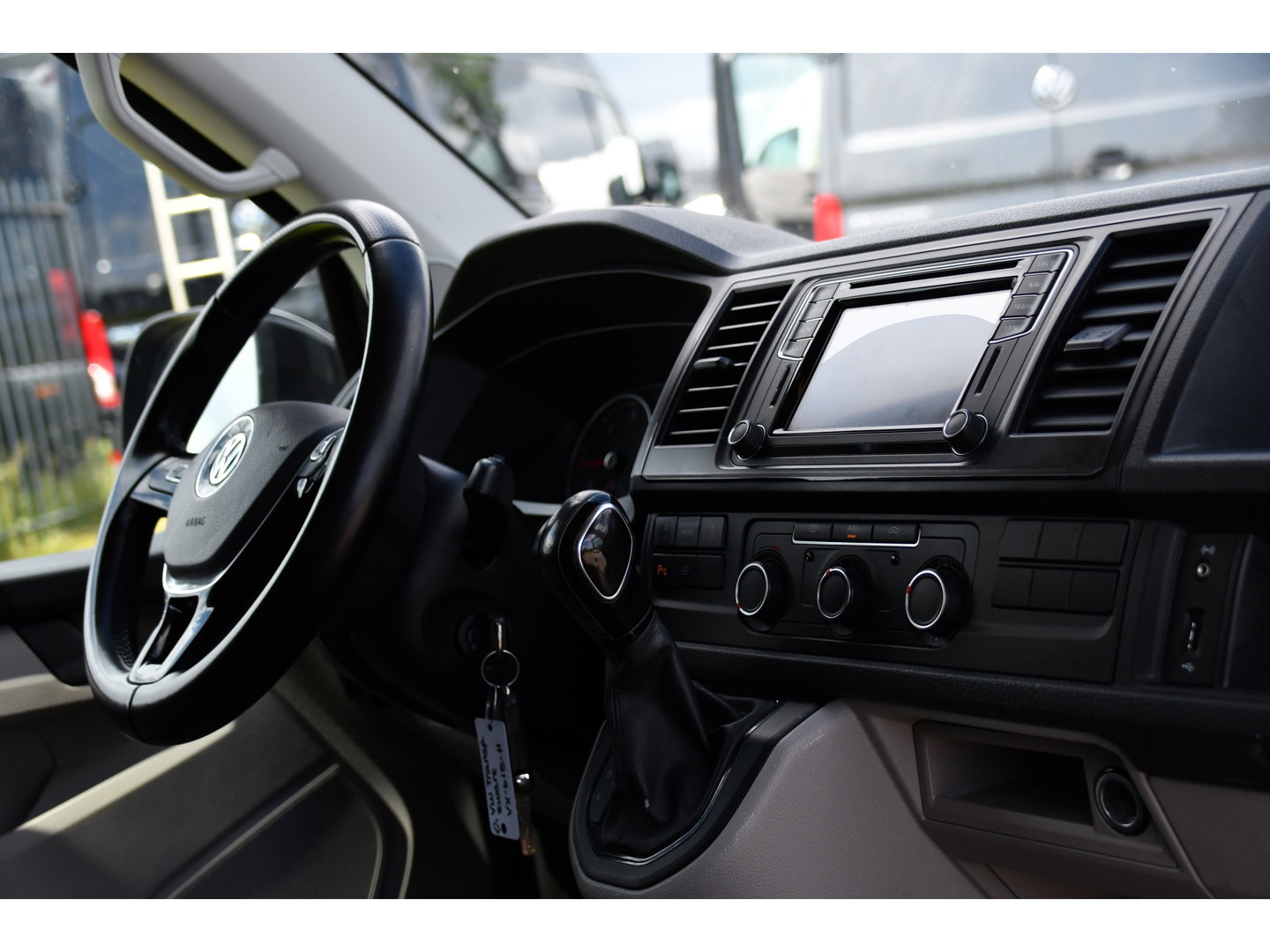 Volkswagen Transporter 2.0 TDI L2H1 Highline Black Edition Cruise, Sensoren, Airco, 140pk, Automaat, Trekhaak, Voorruit verwarming, Uniek!