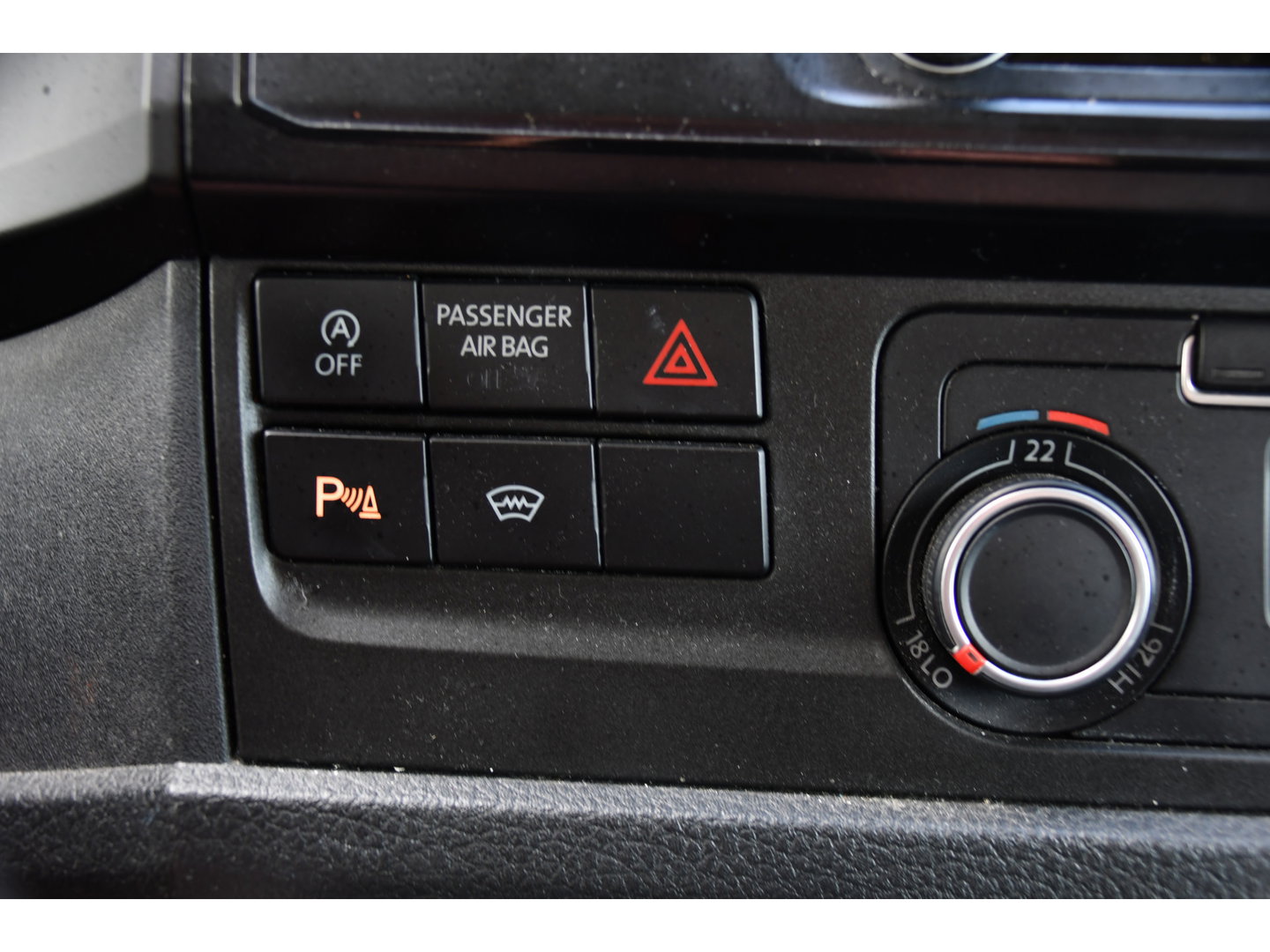 Volkswagen Transporter 2.0 TDI L2H1 Highline Black Edition Cruise, Sensoren, Airco, 140pk, Automaat, Trekhaak, Voorruit verwarming, Uniek!