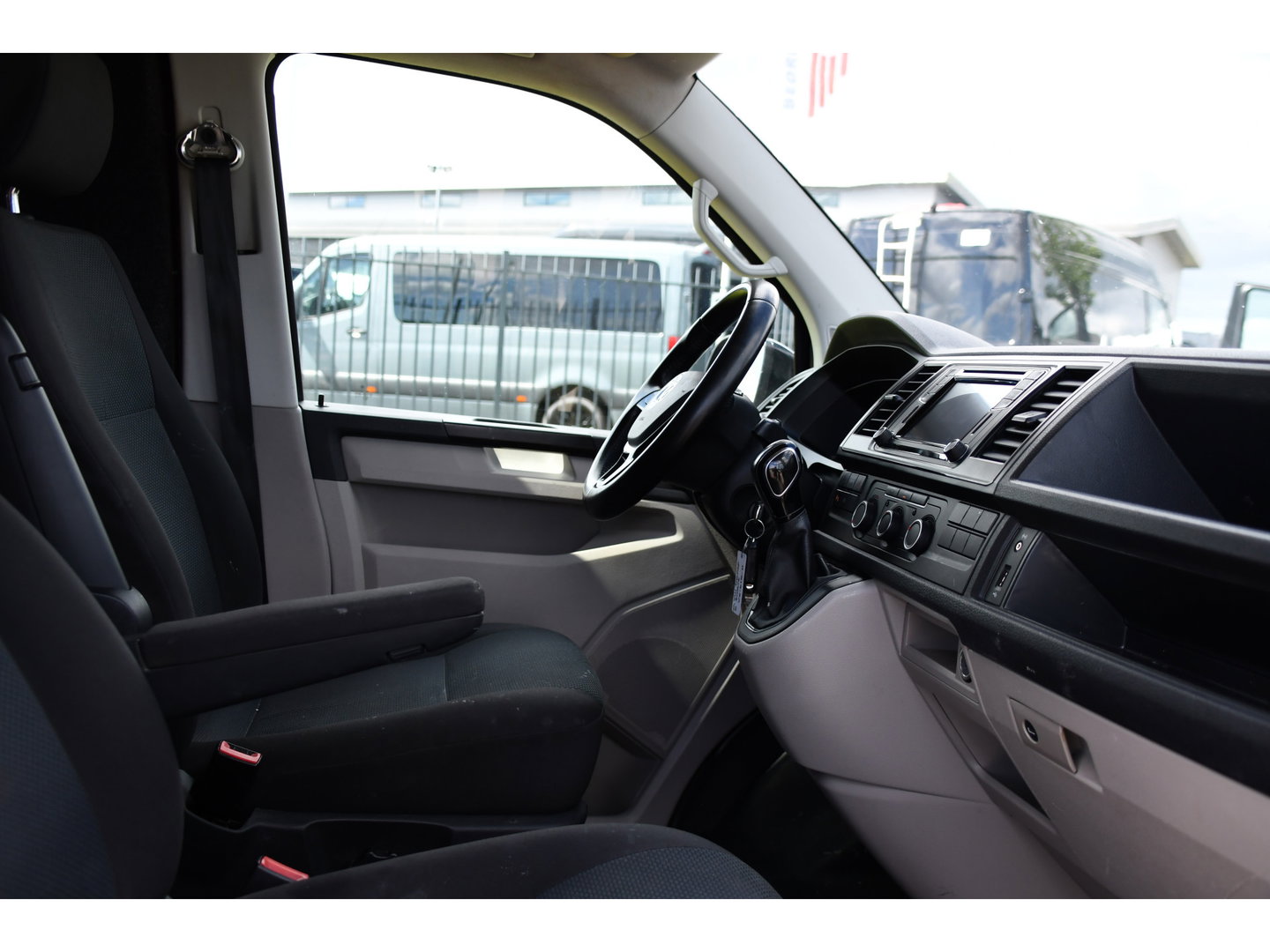 Volkswagen Transporter 2.0 TDI L2H1 Highline Black Edition Cruise, Sensoren, Airco, 140pk, Automaat, Trekhaak, Voorruit verwarming, Uniek!