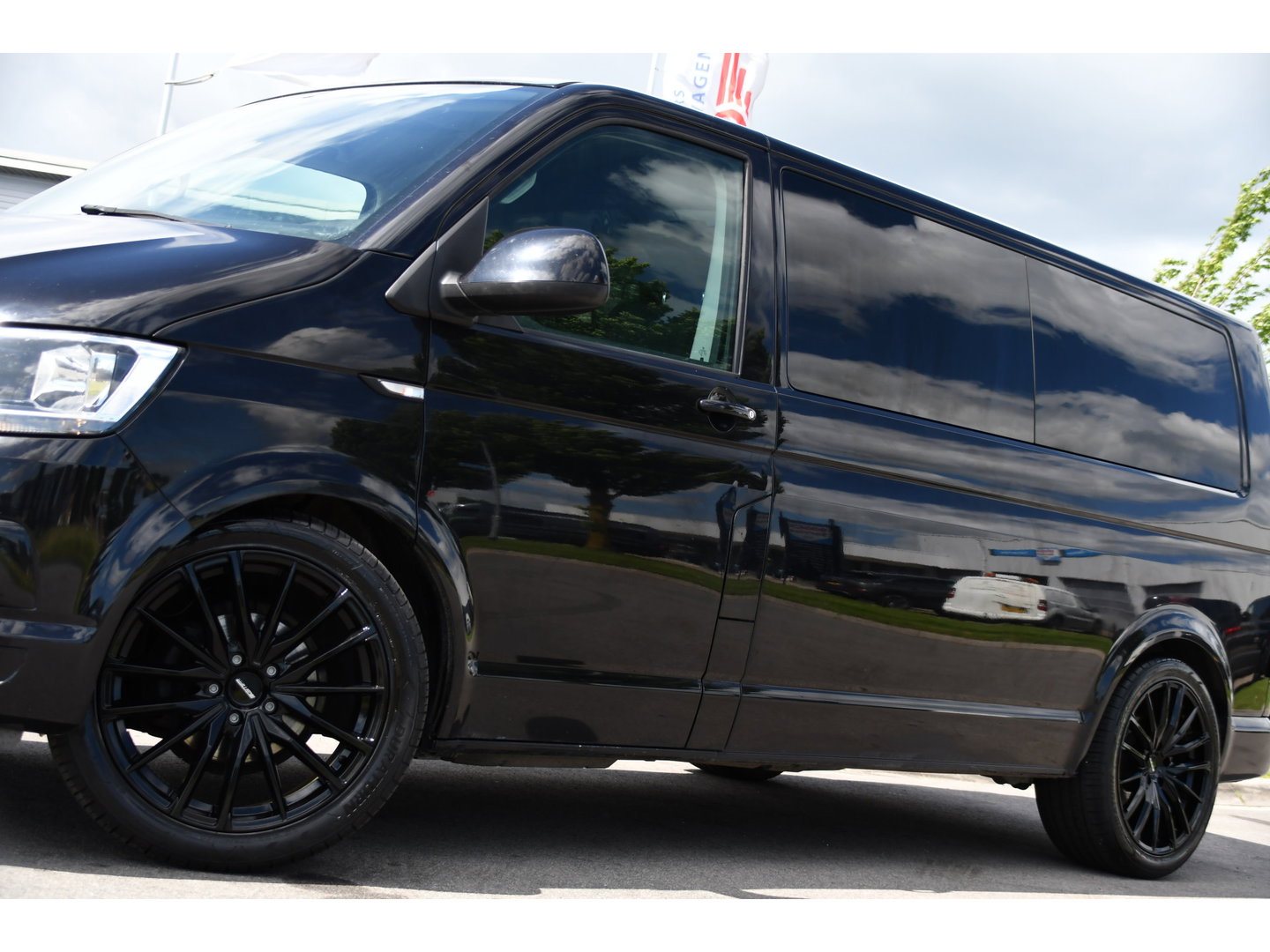 Volkswagen Transporter 2.0 TDI L2H1 Highline Black Edition Cruise, Sensoren, Airco, 140pk, Automaat, Trekhaak, Voorruit verwarming, Uniek!