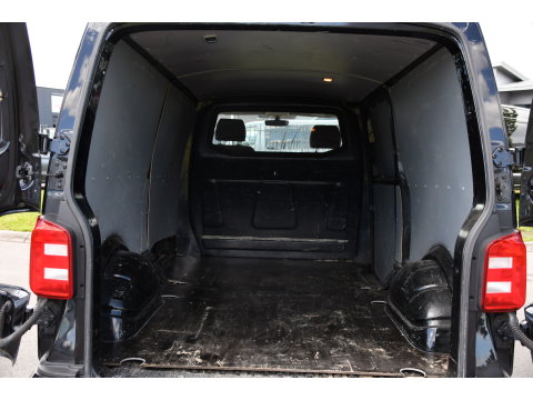 Volkswagen Transporter 2.0 TDI L2H1 Highline Black Edition Cruise, Sensoren, Airco, 140pk, Automaat, Trekhaak, Voorruit verwarming, Uniek!