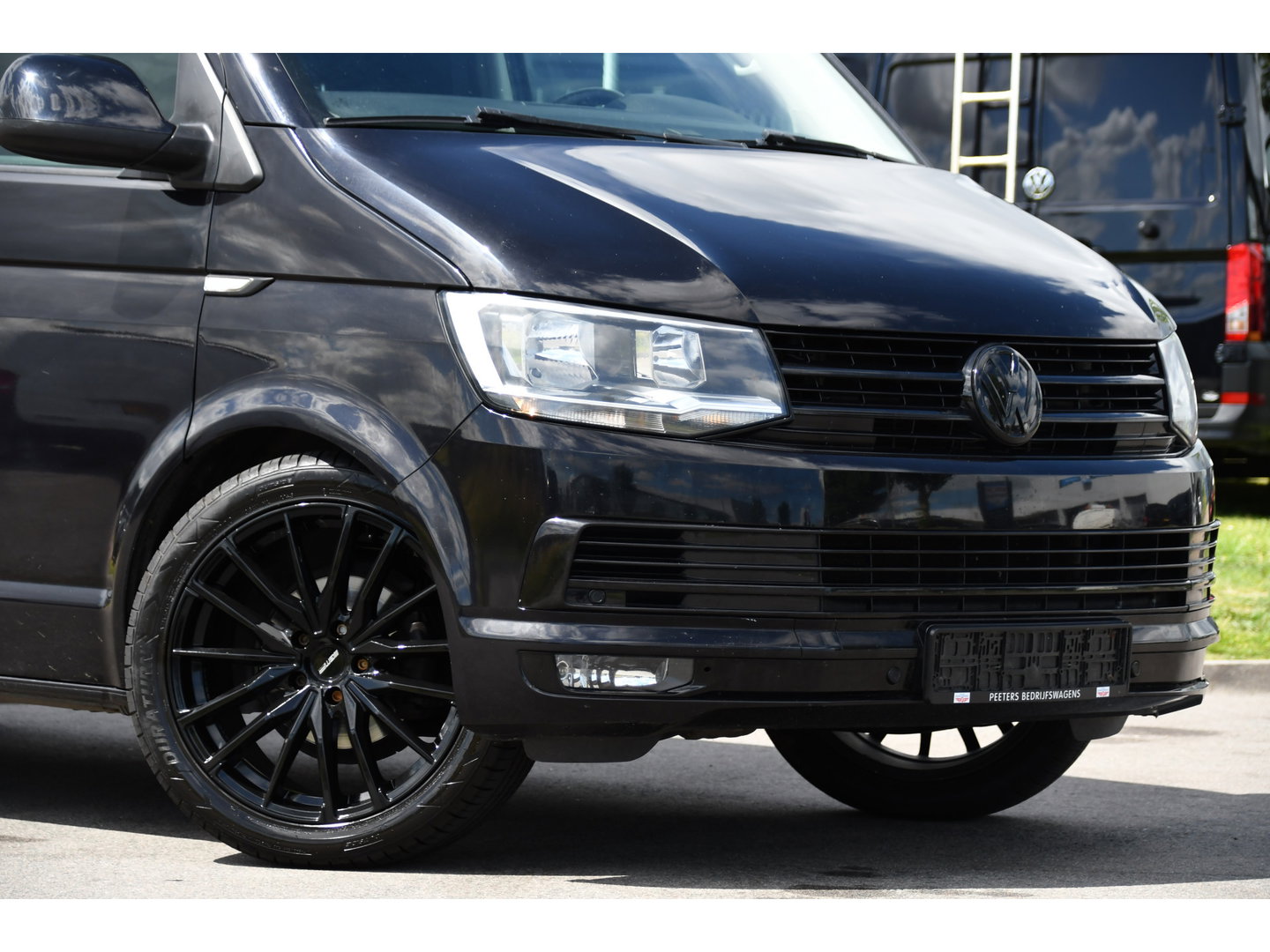 Volkswagen Transporter 2.0 TDI L2H1 Highline Black Edition Cruise, Sensoren, Airco, 140pk, Automaat, Trekhaak, Voorruit verwarming, Uniek!