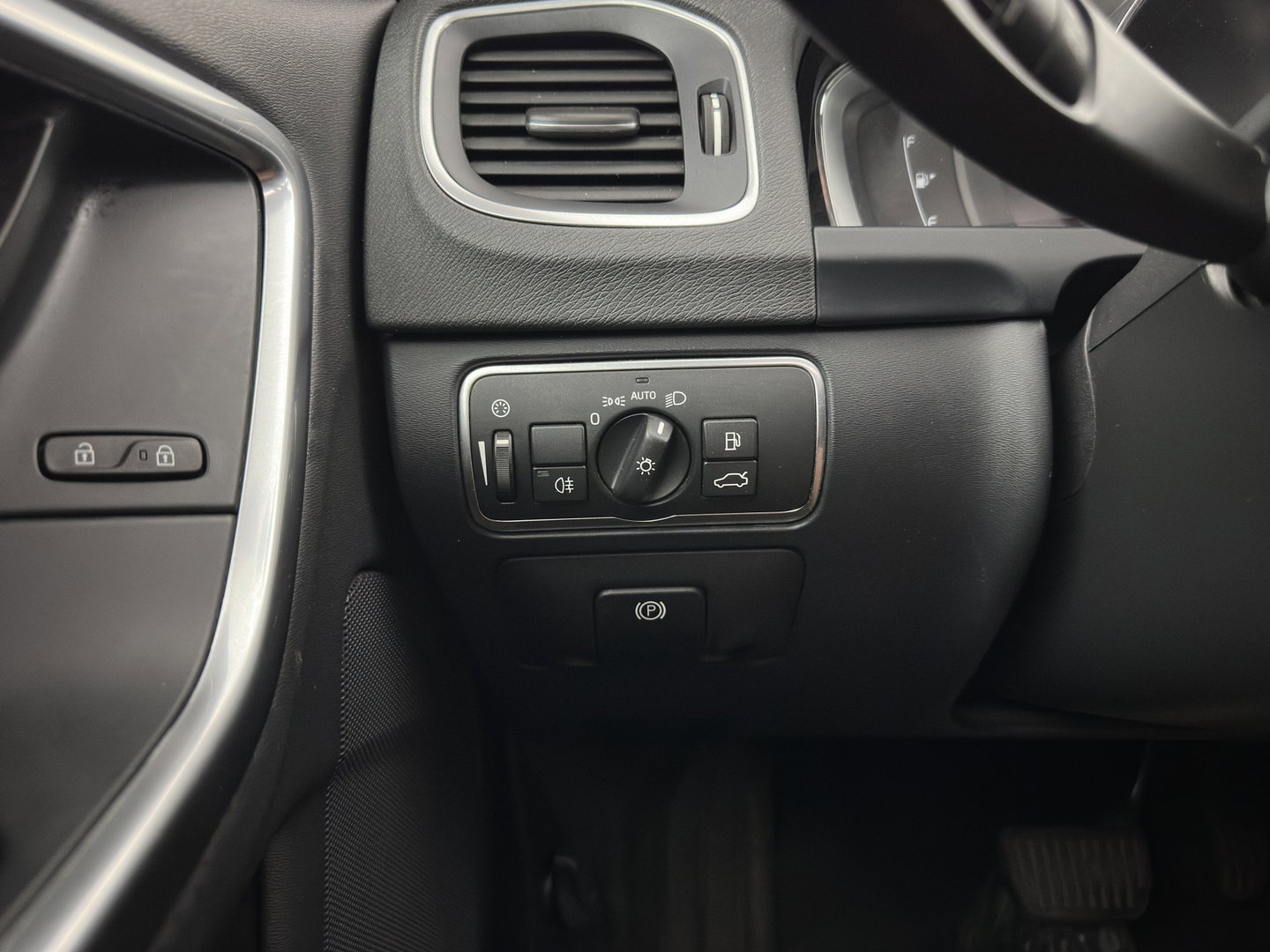 Volvo V60 2.4 D5 Twin Engine Special Edition (Plug-In) (INCL-BTW) Aut. *PANO | LEATHER | ADAPTIVE-CRUISE | XENON | BLIS | MEMORY-PACK | CAMERA | HEATED-SPORTSEATS | NAVI-FULLMAP | PRIVACYGLASS | ECC | PDC | TOWBAR | 18''ALU*