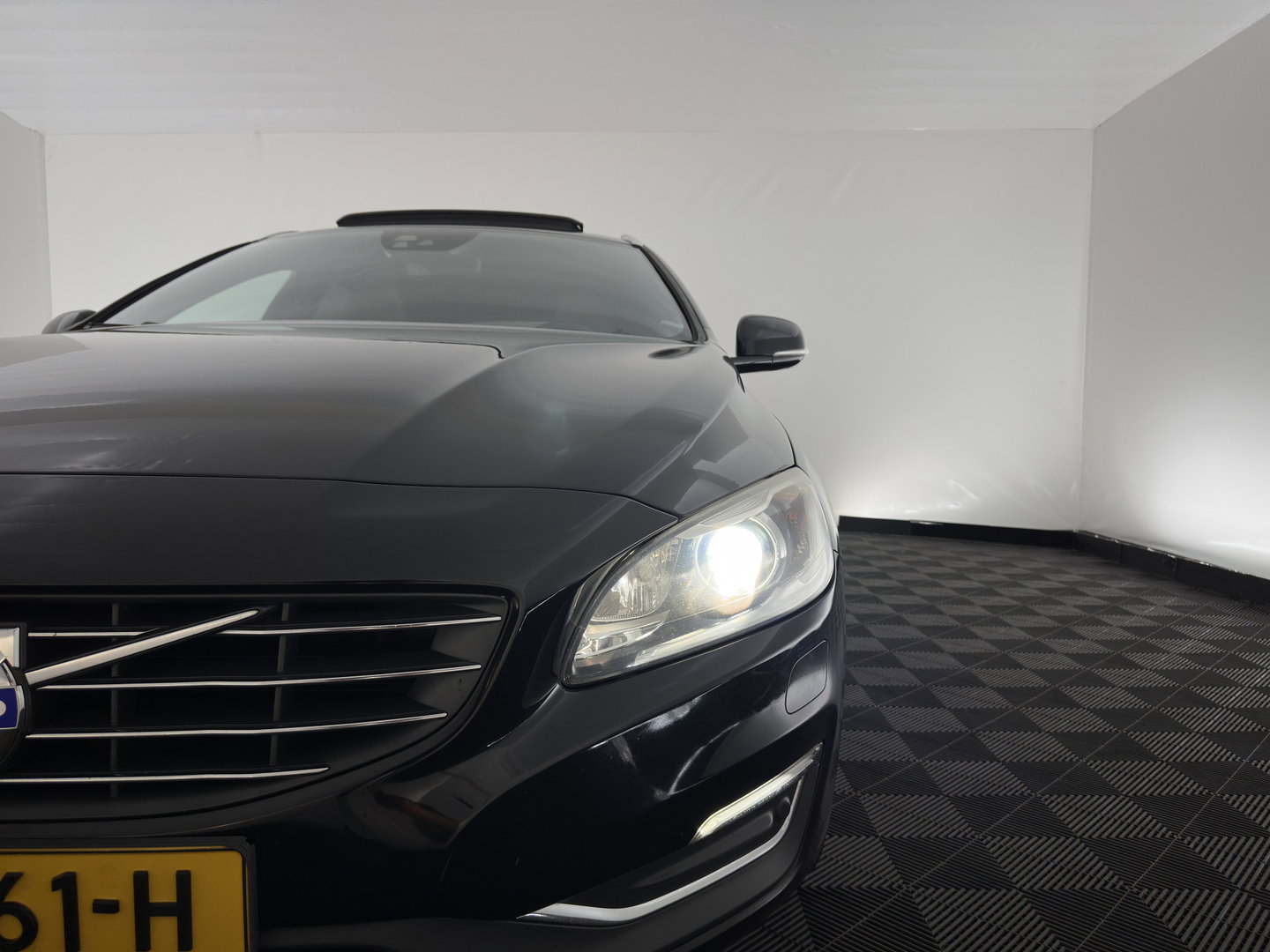 Volvo V60 2.4 D5 Twin Engine Special Edition (Plug-In) (INCL-BTW) Aut. *PANO | LEATHER | ADAPTIVE-CRUISE | XENON | BLIS | MEMORY-PACK | CAMERA | HEATED-SPORTSEATS | NAVI-FULLMAP | PRIVACYGLASS | ECC | PDC | TOWBAR | 18''ALU*