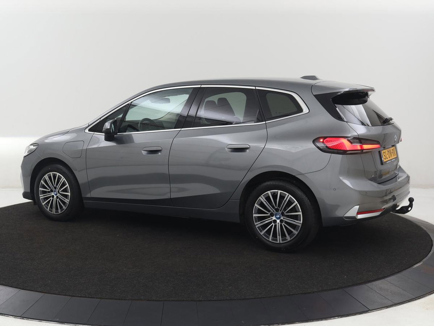 BMW 2 Serie Active Tourer 225e xDrive Luxury Line | SOH 95,1% | Trekhaak | Leder | Full LED | Head Up| Keyless | Navigatie | Carplay | 17" | Stoelverwarming | 360 Camera | Adaptive Cruise | PHEV | Plug In