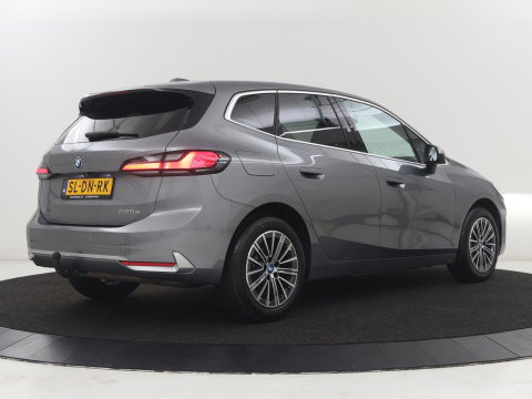 BMW 2 Serie Active Tourer 225e xDrive Luxury Line | SOH 95,1% | Trekhaak | Leder | Full LED | Head Up| Keyless | Navigatie | Carplay | 17" | Stoelverwarming | 360 Camera | Adaptive Cruise | PHEV | Plug In