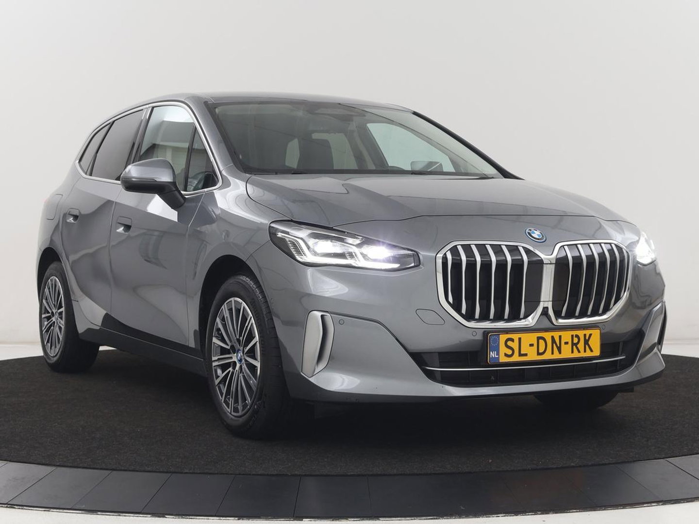 BMW 2 Serie Active Tourer 225e xDrive Luxury Line | SOH 95,1% | Trekhaak | Leder | Full LED | Head Up| Keyless | Navigatie | Carplay | 17" | Stoelverwarming | 360 Camera | Adaptive Cruise | PHEV | Plug In
