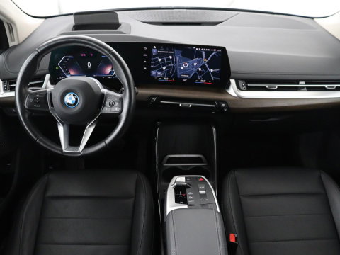 BMW 2 Serie Active Tourer 225e xDrive Luxury Line | SOH 95,1% | Trekhaak | Leder | Full LED | Head Up| Keyless | Navigatie | Carplay | 17" | Stoelverwarming | 360 Camera | Adaptive Cruise | PHEV | Plug In