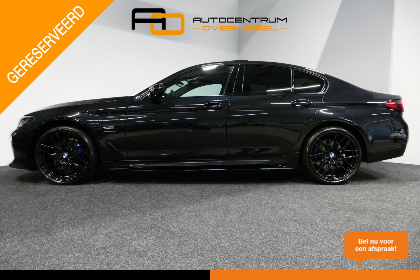 BMW 5 Serie 530e xDrive M Sport / Schuif-/kanteldak/ M Performance stoelen / M Sport Bodykit / Elektr. verstelbare voorstoelen / Harman Kardon Surround Sound / HUD / 20'' LMV / Rondomzichtcamera / Apple Carplay - Android Auto / Stoelverwarming / Ambienteverlichting /
