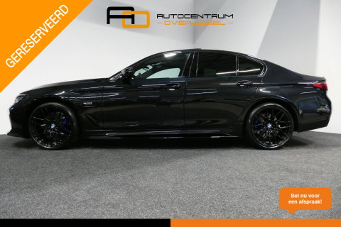 BMW 5 Serie 530e xDrive M Sport / Schuif-/kanteldak/ M Performance stoelen / M Sport Bodykit / Elektr. verstelbare voorstoelen / Harman Kardon Surround Sound / HUD / 20'' LMV / Rondomzichtcamera / Apple Carplay - Android Auto / Stoelverwarming / Ambienteverlichting /
