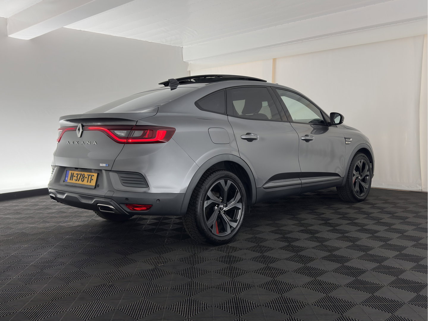 Renault Arkana 1.6 E-Tech RS-Line Hybrid 145 (INCL-BTW) Aut. *PANO | LEATHER | FULL-LED | BLINDSPOT | CAMERA | HEATED-SPORTSEATS | KEYLESS | AMBIENTLIGHT | DIGI-COCKPIT | PRIVACY-GLASS | NAVI-FULLMAP | ECC | ADAPTIVE-CRUISE | PDC | 18"