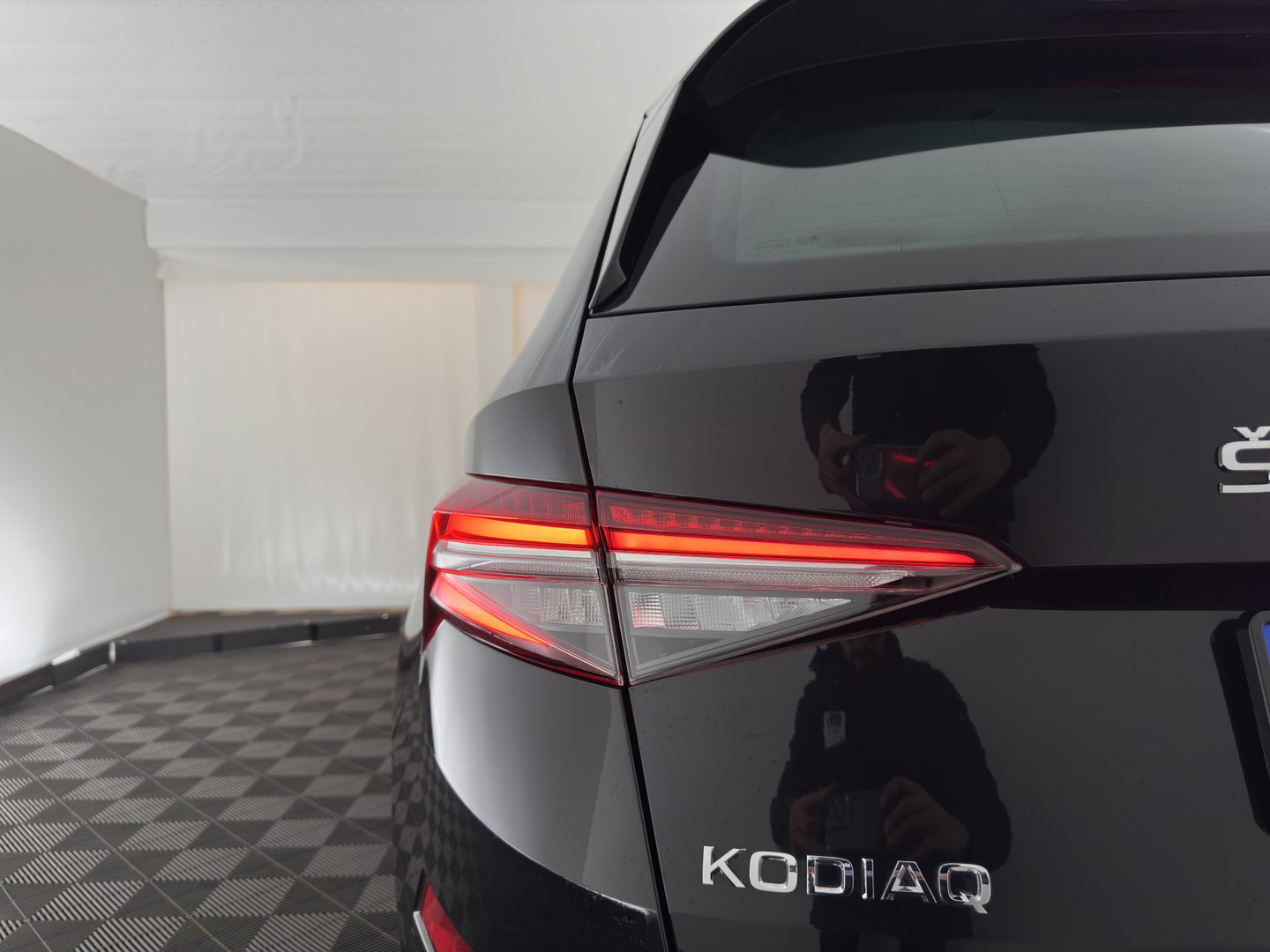 Škoda Kodiaq 1.5 TSI Business Edition (INCL-BTW) *LEATHER-FABRIC | FULL-LED | DIGI-COCKPIT | CAMERA | KEYLESS | DAB+ | NAVI-FULLMAP | SPORTSEATS | PRIVACY-GLASS | ECC | PDC | TOWBAR | CRUISE | 20''ALU*